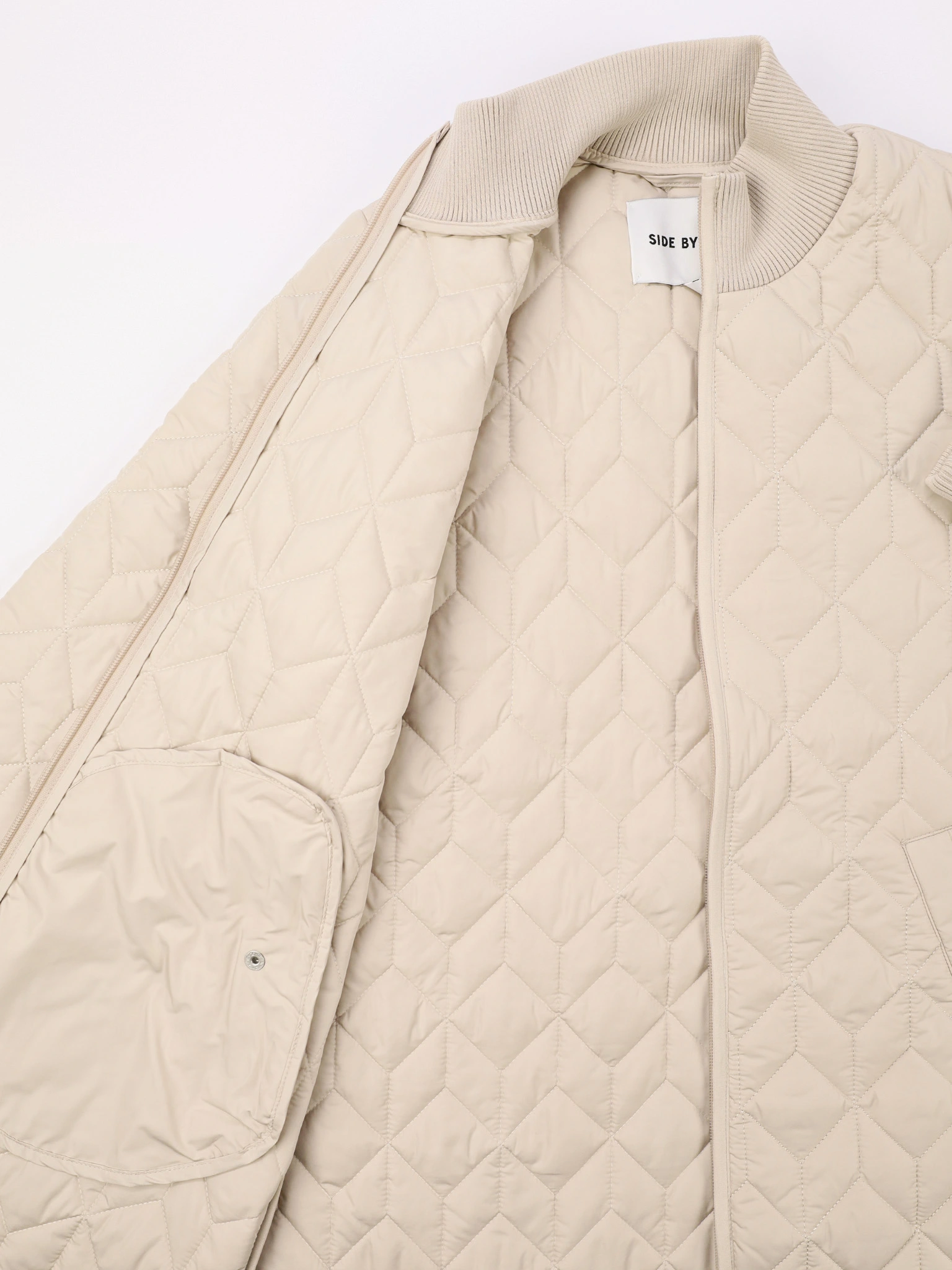 Пальто стеганое светло-бежевого цвета прямого кроя